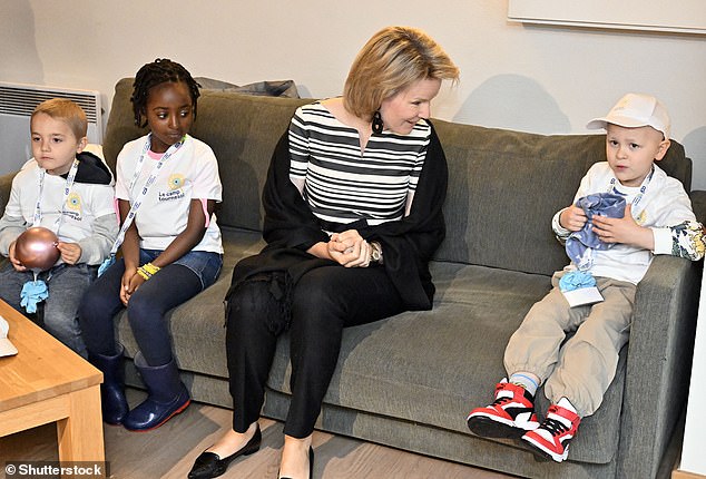 They sat down on the sofa and had a chat, with some looking elated that the Queen joined them on their trip away