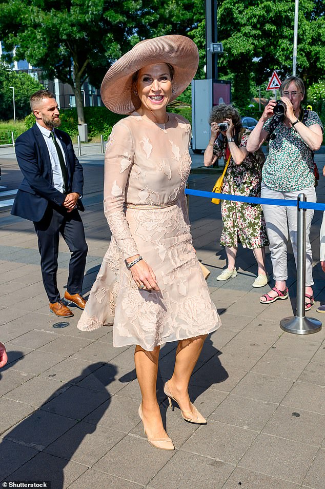 Last week Maxima stepped out in a striking cream ensemble for the Global Leadership Exchange in Utrecht