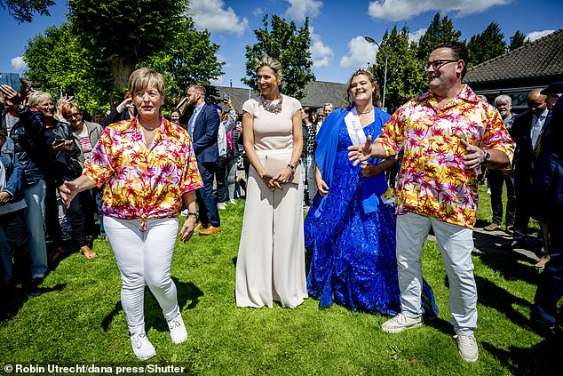 During her visit to the playground, she was accompanied by Miss 2024 of the annual Summer Carnival of Zevenbergschen Hoek (second from right)