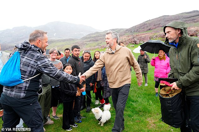 Meanwhile, Frederik donned black hiking trousers and a light brown hoodie for the outing in Igaliku