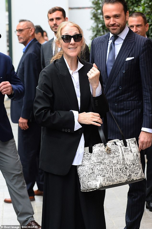 Looking as chic as ever, she paired her oversized black blazer with a pair of stylish flared trousers