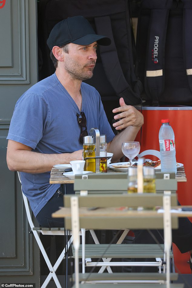 The 49-year-old actor was dressed casually while enjoying some pizza al fresco