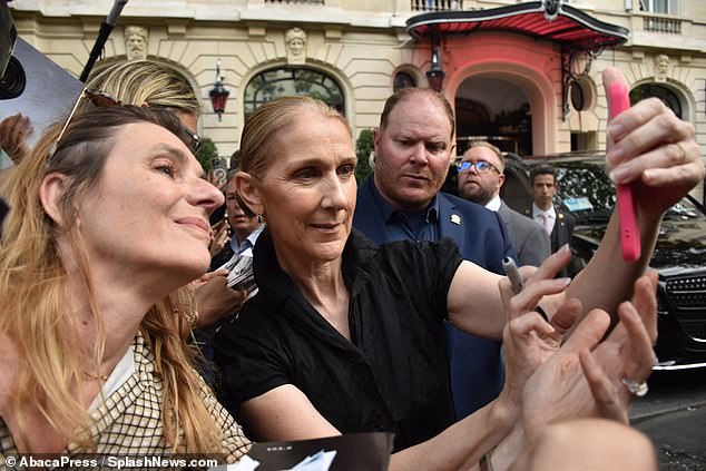 The superstar was in great spirits as she greeted her fans and took selfies outside her hotel