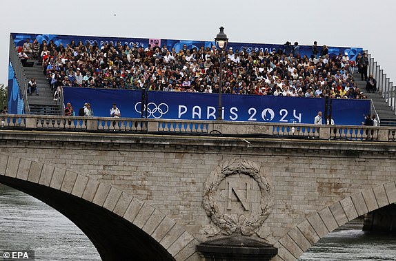 epa11497521 Spectators wait for the Opening Ceremony of the Paris 2024 Olympic Games, in Paris, France, 26 July 2024.  EPA/MOHAMMED BADRA