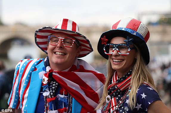 epa11497520 Spectators wearing the colors of the US wait for the Opening Ceremony of the Paris 2024 Olympic Games, in Paris, France, 26 July 2024.  EPA/MOHAMMED BADRA