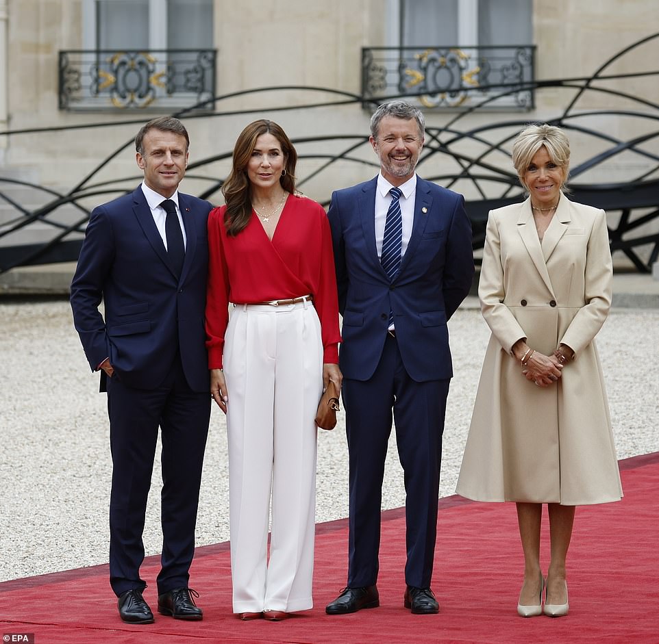 French President Emmanuel Macron (L) and his wife Brigitte (R) posed for a photo with King Frederik X of Denmark and Queen Mary of Denmark