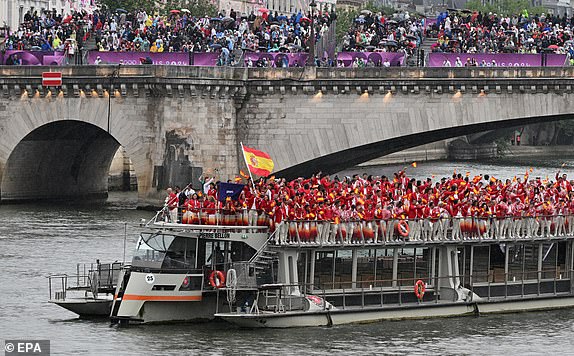 epa11497642 A ship carrying the Spain delegation sails on the Seine during the Opening Ceremony of the Paris 2024 Olympic Games, in Paris, France, 26 July 2024.  EPA/CAROLINE BLUMBERG