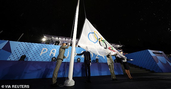 Paris 2024 Olympics - Opening Ceremony - Paris, France - July 26, 2024.  The Olympic Flag is raised at Place du Trocadero during the opening ceremony of the Olympic Games Paris 2024.     Cameron Spencer/Pool via REUTERS