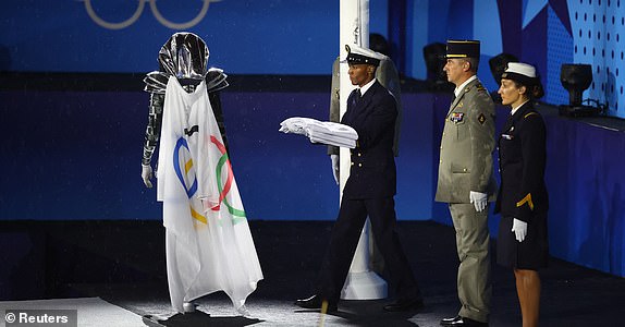 Paris 2024 Olympics - Opening Ceremony - Paris, France - July 26, 2024.  The Olympic flag is prepared to be hoisted during the opening ceremony REUTERS/Kai Pfaffenbach