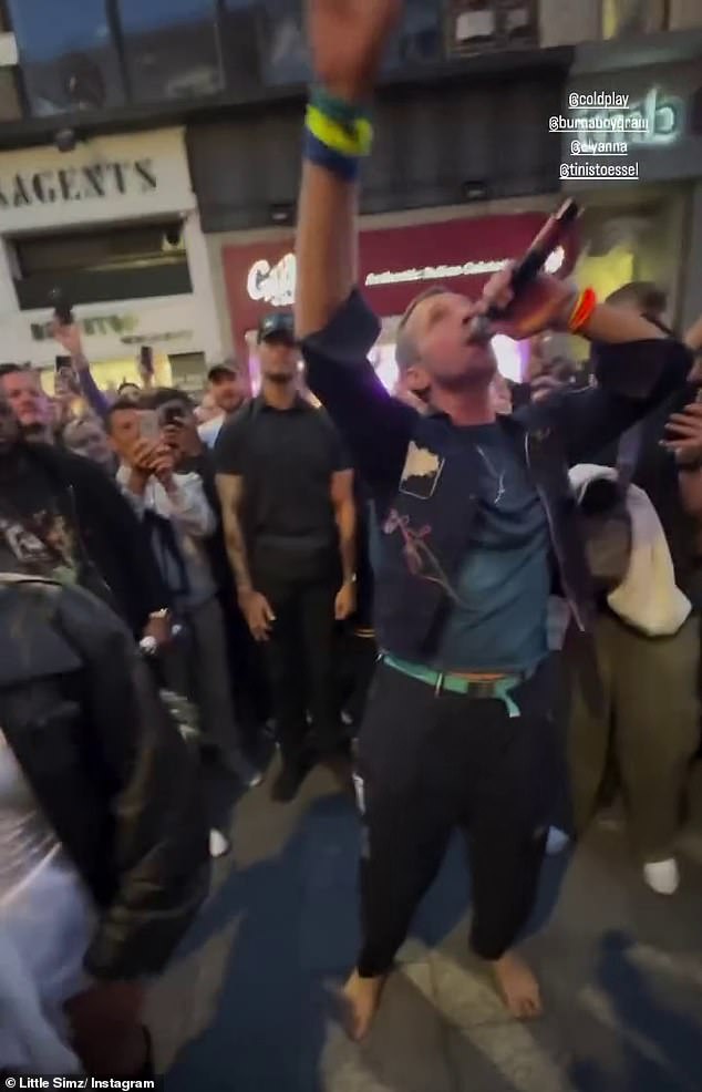 After a rumour spread on Wednesday a major act would be playing an unannounced gig on Grafton Street, fans from all over the capital wedged into the shopping thoroughfare