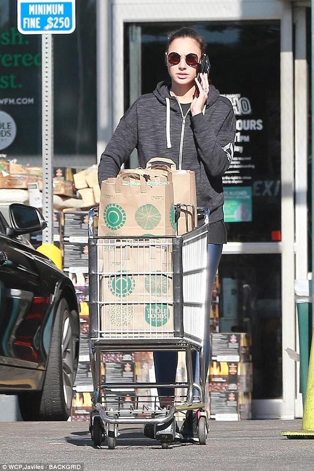 The Wonder Woman actress, 32, appeared at ease as she pushed her cart full of groceries while talking on the phone