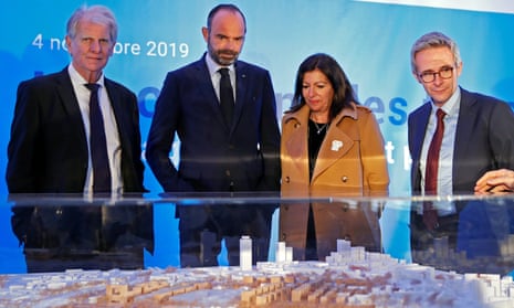 French PM Édouard Philippe and Paris mayor Anne Hidalgo look at an architectural model of the Paris 2024 Olympic Village.