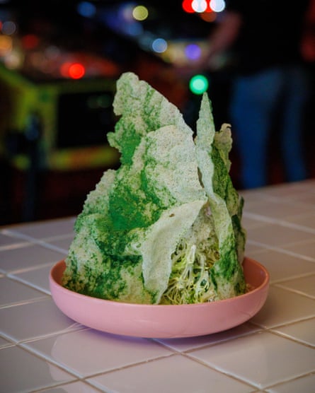 picture of lettuce and green rice paper in a bowl