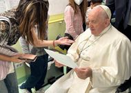 Le pape François quittera l’hôpital vendredi