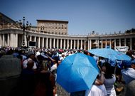 Vatican : après dix jours d’absence, les fidèles retrouvent le pape François place Saint-Pierre