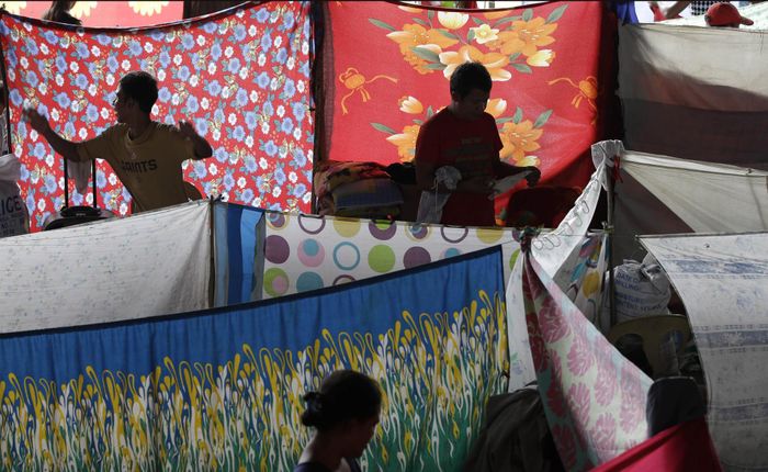 Des personnes installent des abris temporaires après avoir fui leurs maisons suite aux inondations à Calumpit, Philippines, le 22 août 2013.