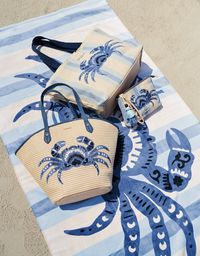 Our Straw Beach Tote is the perfect beach, market, or pool tote! This roomy bag is a must have, with the faux straw and linen interior.