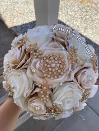 An elegant and beautiful bouquet! Customize bouquets are also available if needed. Different colors and brooches. 10inches in diameter You are welcome to message me and I will reply quick :) Hablo español 😊