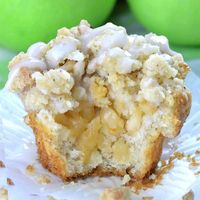 Warm and comforting, cinnamon apple combo is perfect way to start fall baking season. These Apple Pie Muffins with Cinnamon Streusel Crumb Topping smell so good in the oven!!! #muffins #breakfast #applepie #applemuffins