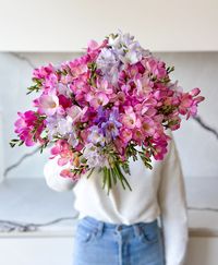 50 stems (2-4 blooms per stem!) of Ontario-grown, naturally-fragrant freesia. This mixed purple mix is out of this world! 🪐 Important deets: Freesia will arrive budded as it's fresh from the grower but will open beautifully and can be enjoyed for longer! The exact colour may vary slightly but your blooms will be beautiful and fresh, guaranteed!