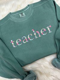 Seriously obsessed! The perfect sweatshirt and great for when the nights get colder ❤️  Please leave seller a note if you'd prefer a different sweatshirt color This listing does not include personalization on the collar, if you'd like the names on the collar please add this listing: https://www.etsy.com/listing/1075905739/names-on-collar-add-on