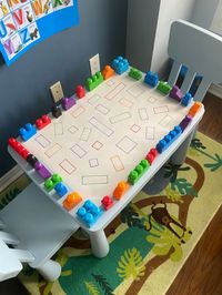 Blocks color and size matching | Actividades sensoriales infantiles, Juegos educativos para niños, Juegos sensoriales para niños