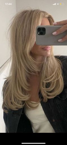 Blonde Hair Autumn, Short Layers Blonde Hair, Mid Length Hair Aesthetic, Layers Not Styled, Middle Hair Length, Blonde Haircuts Medium, Unstyled Layers, Layered Blonde Hair Medium, Long Hair Front Layers Face Framing