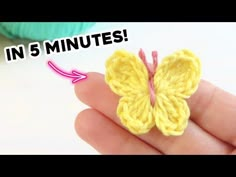 a small yellow crochet butterfly sitting on top of a persons hand with the text mini marposa a crochet above it