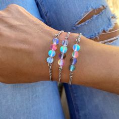 Esta encantadora pulsera está hecha con piedras preciosas de cuarzo angel aura de 0,24 pulgadas en una cadena de acero plateada completamente hipoalergénica que no se deslustra. Todas las cuentas reflejan diferentes colores con luz. Tiene un tamaño estándar de 6,5 pulgadas / 16,5 centímetros y tiene un extensor adicional de 1,39 pulgadas / 3,5 centímetros para adaptarse a cualquier muñeca Si necesitas una medida especial, añade tu personalización al completar el pedido. Este listado es para 1 pu Iridescent Bracelet For Party, Adjustable Iridescent Bracelet Jewelry, Adjustable Silver Crystal Bracelet, Silver Adjustable Crystal Bracelet, Adjustable Iridescent Crystal Bracelets, Adjustable Iridescent Crystal Bracelet, Adjustable Iridescent Bracelet For Parties, Iridescent Crystal Bracelets As Gift, Aura Quartz Bracelet