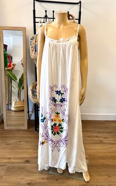 Long cotton dress with Mexican embroidery. Completely handmade and unique. One size fits all sizes. Suspenders. Open back. Summer Embroidered Cotton Sundress, Sleeveless Cotton Embroidered Dress For Beach, Cotton Embroidered Beach Sundress, Embroidered Cotton Sundress For Summer, Cotton Embroidered Sundress For Beach, Beach Cotton Dress With Floral Embroidery, Cotton Beach Dress With Floral Embroidery, Beach Dress With Floral Embroidery In Cotton, Sleeveless Beach Dress With Embroidered Hem