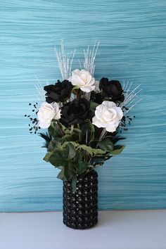 Beauty that lasts! "Black & White Roses" Sparkling silk floral design with a modern to contemporary twist of classic colors with white crystal sprays and black gems and feathers for added glamour! Features white roses and black rose's nestled in a black glossy bubbles ceramic vase. Fancy up your home décor living room coffee table or dinning table for that finishing touch. Perfect centerpiece for black and white weddings and can be used for bachelor or bachelorette party! This arrangement is 27" inches tall x 16" inches at widest. White Wedding Table Centerpieces, Black And White Centerpieces, Ceramic Centerpiece, Floral Black And White, Black And White Roses, Modern Floral Design, Roses Black, Silk Floral Arrangements, Birthday Centerpieces