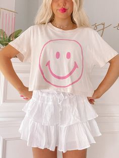 Simply Smiley Tee | Sassy Shortcake Boutique | sassyshortcake.com Preppy Shirts For School, Cute Preppy Clothes, Preppy Back To School Outfits, Preppy Shirts, Sassy Shortcake, Pink Smiley Face, White Linen Skirt, Pink Smiley, Preppy Fits