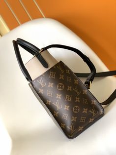 Louis vuitton On My Side MM Tote Bag Monogram Canvas Laurier Green For Women, Women’s Handbags, Shoulder Bags 12in/31cm LV M55302 Rep 1:1 The On My Side MM tote bag is fashioned from an elegant combination of small-grained and emblematic Monogram canvas. The large outside pockets in contrasting canvas create a bag-in-a-bag look. The roomy interior can easily hold everything needed for a day at the office while the adjustable strap makes for practical cross-body carry. 30.5 x 24.5 x 14 cm / Louis Vuitton On My Side, Evening Clutch Bag, My Side, Vuitton Bag, Tote Backpack, Monogram Canvas, Louis Vuitton Handbags, Fashion Handbags, Dior Bag