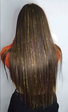 Hair Styles Glitter, Hair Tinsel Looks, Black Hair With Gold Tinsel, Golden Hair Tinsel, Brunette Hair With Tinsel, Sparkles In Hair Hairstyles, Gold Hair Tinsel Black Hair, Glitter Strings In Hair, Sparkly Hair Extensions