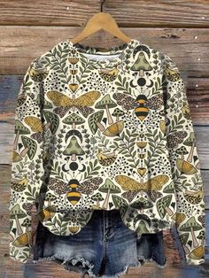 Nature Sweatshirts, Boho Fashion Over 40, Moth Print, Petite Shorts, 60 Fashion, Long Sleeve Tops Casual, Vintage Pants, Top Gifts, Casual Party