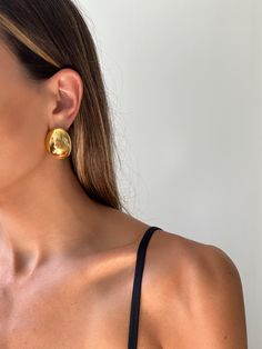 Statement earrings dome bubble earrings Harper jewelry gold earrings Jewelry Ad Campaign, Earing Photo Ideas, Minimalistic Jewelry Aesthetic, Earings Aesthetics Gold, Earrings Photoshoot Ideas, Statement Earrings Outfit, Gold Earrings Aesthetic, Bubble Jewelry, Photoshoot Jewelry