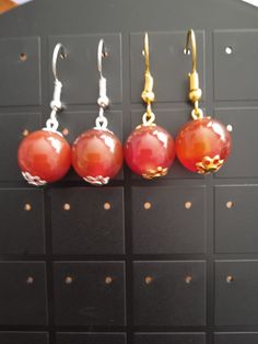 Beautiful hanging earrings with 1 natural stone of 12mm. The ear hooks are made of silver or gold metal, they are guaranteed nickel and lead free. Each earring is composed of 1 Red Agate Stone (a little orange). The hooks can be replaced with stainless steel sleepers. Other stones, other colors can also be used, do not hesitate to contact me. Nickel-free Agate Earrings For Gifts, Adjustable Carnelian Dangle Earrings, Amber Carnelian Earrings With Ear Wire, Adjustable Carnelian Earrings With Natural Stones, Red Agate Earrings With Natural Stones, Carnelian Round Earrings With Ear Wire, Gold Carnelian Earrings With Ear Wire, Carnelian Gold Earrings With Ear Wire, Red Earrings With Natural Stones In Round Beads