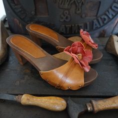 Woman Clogs with high heel in natural wood and Real Leather , handmade by Mario Doni. Woman Clogs Model: Chiara Clogs color: Leather * Heel: 70 mm Upper: Genuine leather Vegetable Color: Leather+ flower Red * On request also available in other colors Sabot made of wood in the best tradition of craftsmanship Tuscany. Uppers made of genuine leather Vegetable-available in a wide selection of colors to give joy to your Summer All our products are made exclusively to order, please contact me for furt 1970s Shoes, Wood Shoes, Leather Flower, Wooden Clogs, Flower Red, Clog Heels, Leather Flowers, Leather Clogs, Womens Clogs