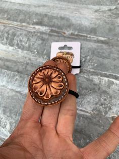 Hand Tooled Leather Hair-Tie The Rodeo Rose Tooled Leather Hair Accessories, Tooled Leather Wedding Bouquet Wrap, Tooled Leather Claw Clips, Leather Jewellery Ideas, Tooled Leather Hair Clips, Leather Tooling Ideas, Leather Burning Designs, Easy Leather Projects, Western Chaps