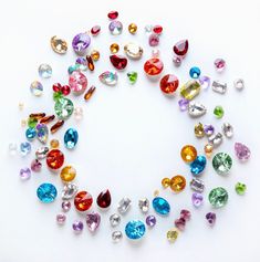 many different colored diamonds arranged in a circle