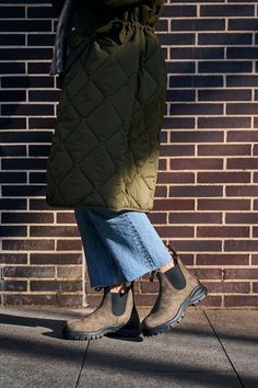 The rustic brown #2239 Lug Boot is utility and street-chic in every sense. Our iconic Chelsea design with the grippy lug sole gives any outfit an edge. Blundstone Lug Sole, Blundstone Outfit Women, Blundstone Women Outfit, Blundstone Outfit, Blundstone Style, Blundstone Women, Ig Poses, Fall Boots Outfit, Boot Outfits