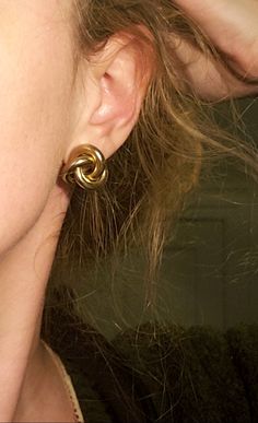 Basic Jewellery, Old Money Earrings Aesthetic, 2024 Earring Trends, Earrings Trend 2024, Rustic Gold Jewelry, Simple Jewelry Earrings, Big Earrings Gold, Minimalist Accessories Jewellery