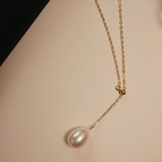 Make a statement with our luxurious Teardrop Pearl Necklace! Crafted with a freshwater pearl and 18K gold chain pendant, this beautiful teardrop pearl necklace is perfect for everyday wear or special occasions. Add an elegant touch to your look with this modern pearl necklace! M A T E R I A L 14K Gold plated over silver Natural Freshwater Pearls This product is hypoallergenic (nickel free) and tarnish resistant S I Z E Necklace Length: 42cm (16.54 inch) Natural Freshwater Pearls Diameter: 3-4mm Modern Pearl Necklace, E Necklace, Gold Chain Pendant, 18k Gold Chain, Gold Chain With Pendant, Retro Jewelry, Crystal Drop, Chain Pendant, Necklace Length