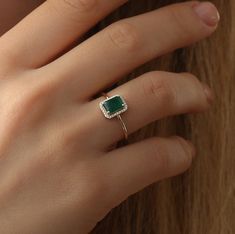 Emerald Finger Ring Gold, Green Emerald Ring Vintage, Emerald Finger Ring, Emerald Rings For Women, Emerald Ring For Women, Emerald Green Diamond Ring, Emerald Square Ring, Big Emerald Ring, Gem Rings Stones