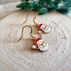 Special edition earrings for Christmas! This year let's celebrate Christmas properly! Add a little touch of fun to your ears with these Santa Claus earrings! DESCRIPTION OF THE JEWELRY ❆ Materials The hooks are made of 316L surgical steel The pendants are made of enameled gold-plated brass. ❆ Care instructions This piece of jewelry should not be brought into contact with water, perfume or any other product. It must be removed at the swimming pool, at the beach and in the shower, as well as when playing sports. -------------------------------------------------------- OTHER INFORMATION Packaging * All items are packaged in elegant gift-ready jewelry pouches. * If you want a cardboard gift box, click here: https://www.lillibellebijoux.com/listing/1290398299/option-boite-cadeau-demballage-cart Christmas Gift Drop Earrings, Gold Earrings For Holiday And New Year, Gold Earrings For New Year Holiday, Christmas Jewelry Gift With Matching Earrings, Christmas Jewelry Gift Set With Matching Earrings, Christmas Jewelry Set As Gift With Matching Earrings, Novelty Christmas Jewelry For The Holidays, Christmas Novelty Silver Jewelry, Novelty Christmas Holiday Jewelry