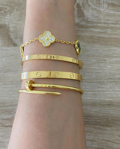 Add a touch of classic elegance to your jewelry collection with this gold luxury bracelet set. The nail clover design is perfect for any occasion. Gift Hacks, Luxury Bracelets, Birthday Sister, Clover Design, Mom Ideas, Gold Bracelet Set, Gold Luxury, Luxury Bracelet, Bracelets Set