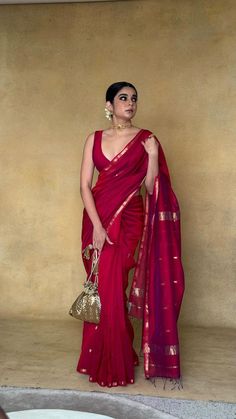 Saree Party Look, Saree For Reception Party Wear, Saree Look For Party, Simple Red Saree, Outfit For Wedding Reception, Saree Outfit Ideas, Winter Saree, Mehndi Photoshoot, Saree Inspiration