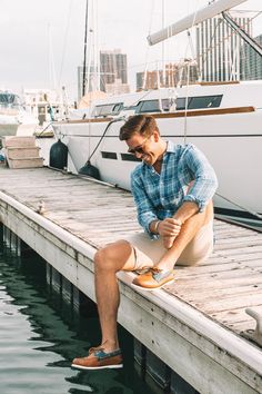 Yacht Men Outfit, Men’s Boat Shoes, Boat Shoes Aesthetic, Boat Fashion Editorial, Boat Shoes Outfit Mens, Boat Shoes Outfit, Shoes With Shorts, Swimming Outfits, Preppy Boys