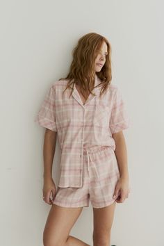 Desfrute do máximo conforto com este adorável pijama de shorts! Com um padrão xadrez rosa clássico, ele combina fofura e estilo, perfeito para noites de descanso e momentos relaxantes em casa. Seu tecido macio e leve garante uma sensação agradável na pele, enquanto o corte moderno proporciona liberdade de movimento. Ideal para quem busca conforto sem abrir mão da elegância. Aproveite as noites tranquilas com este pijama encantador!