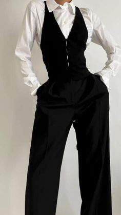 Spy Outfit, Woman In Suit, Black And White Outfit, Fashion Content, Woman Suit Fashion, Elegante Casual, Prom Outfits, Suit Fashion, Casual Style Outfits